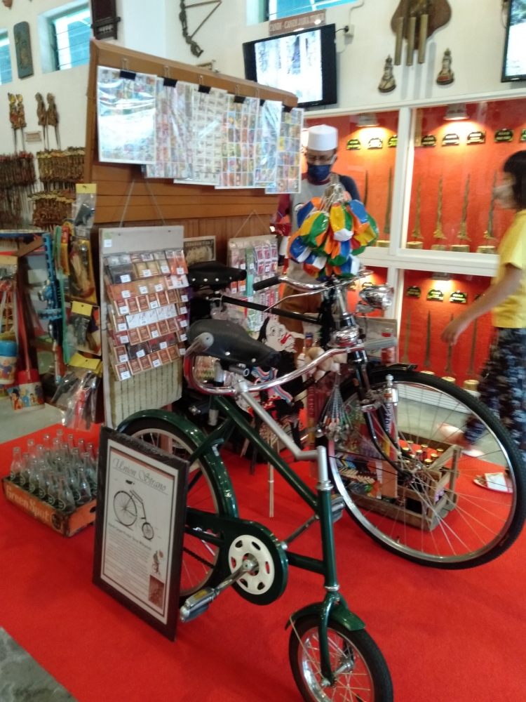 Sepeda Kuno dan penjual mainan