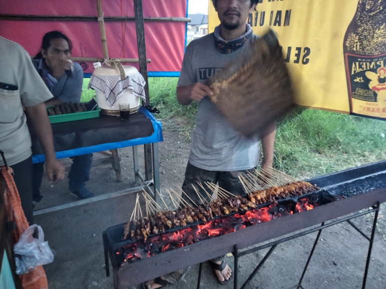 Gambar : Proses Pembakaran Sate Madura Asli (Dokpri)