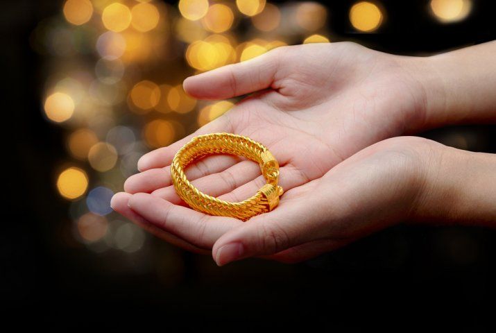 Ilustrasi perhiasan gelang emas (Shutterstock)