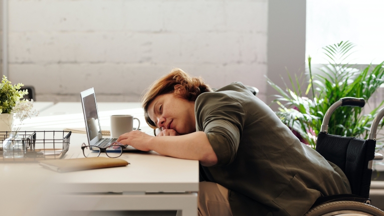 Ilustrasi seorang karyawan yang tertidur akibat kelelahan. (Sumber: Pexel/Foto Marcus Aurelius)
