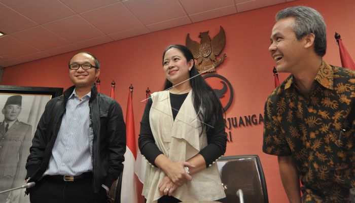 Puan Maharani bersama Ganjar Pranowo (kanan) dan Direktur Charta Politika, Yunarto Wijaya (kanan) di ruang fraksi PDIP, DPR (antarafoto.com/ Rosa Panggabean).