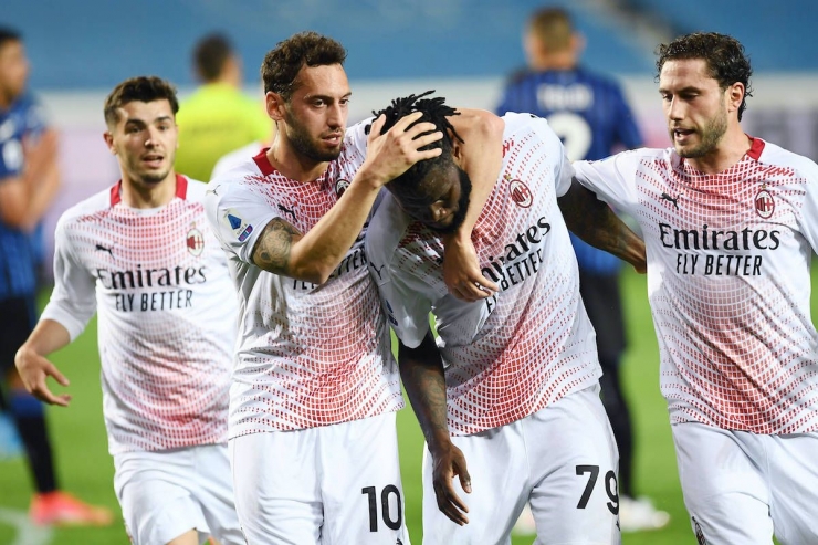 Pemain AC Milan merayakan gol ke gawang Atalanta. (via sempremilan.com)