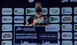 Putri KW di podium tertinggi tunggal putri Spain Masters 2021: twitter.com/BadmintonTalk