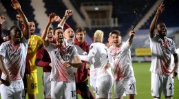 Pemain AC Milan merayakan lolos ke Liga Champions Eropa. (via dhakatribune.com)
