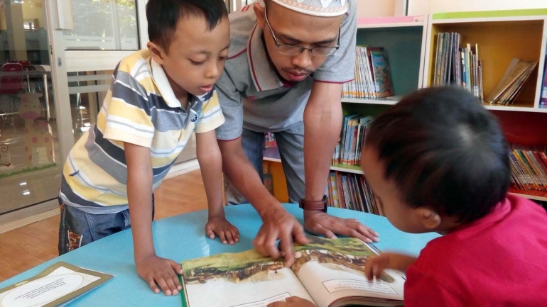 Membaca buku bersama dapat membangun idan kepercayaan diri pada anak. (Foto: dok. pri) 