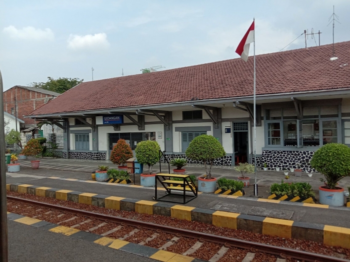 Kereta berhenti di Stasiun Gedangan selama beberapa menit. - Dokumentasi Pribadi