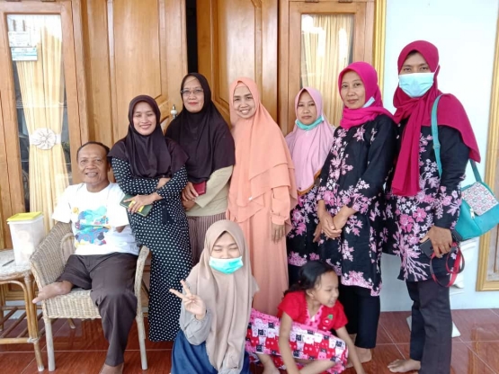 Dokumen pribadi bersama keluarga Mak Ruri di rumah pribadi