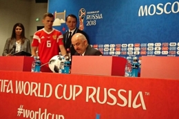 Stanislav Cherchesov (paling kanan) saat berstatus sebagai pelatih Rusia di Piala Dunia 2018. Pada 1992, dia menjadi bagian skuat CIS di Euro 1992. foto: BOLASPORT.com/FIRZIE IDRIS