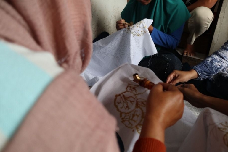 Proses Inkubasi Batik, Tahap Mencanting (Dokpri)