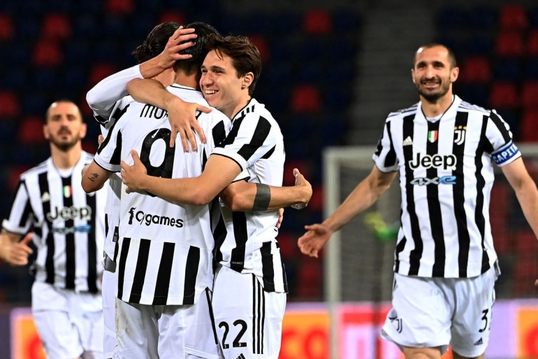 Pemain Juventus merayakan gol ke gawang Bologna. (via blackwhitereadallover.com)