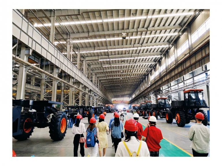 Mengunjungi pabrik perakitan traktor pemetik kapas otomatis di Urumqi, Xinjiang (dokpri)