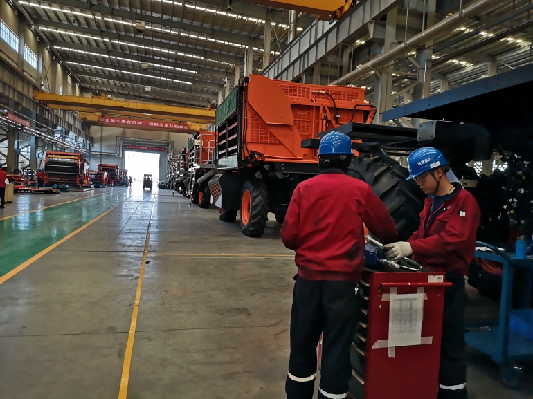 Pekerja China Railway Construction Heavy Industry merakit mesin pemetik kapas (dokpri)