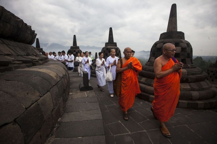 Sejumlah biksu dan umat Buddha melakukan ritual doa pagi Waisak 2018 di Candi Borobudur, Magelang, Jateng, DI Yogyakarta, Selasa (29/5/2018). (ANTARA FOTO/ANDREAS FITRI ATMOKO) via Kompas.com