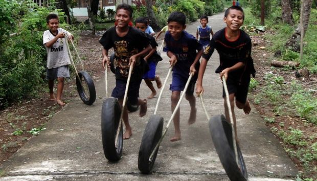 Keceriaan anak-anak desa bermain ban oto. Foto. Tempo.Co