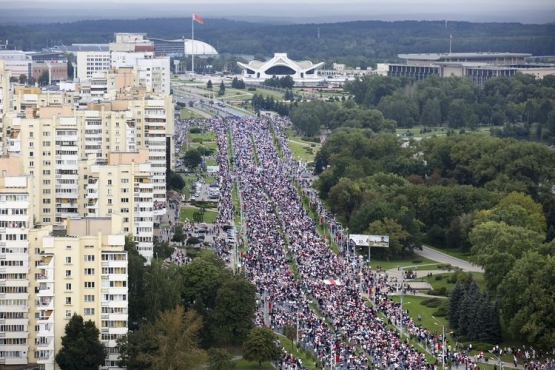 Pendukung oposisi Belarusia turun ke jalan menuntut pengunduran diri Lukashenko pada 6 September 2020 | Foto diambil dari Kompas/AP Photo