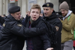 Roman Protasevich, kedua dari kiri, ditangkap aparat keamanan Belarusia pada 26 Maret 2017 | Foto diambil dari Kompas/Sergei Grits