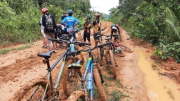 Saat Sepeda Trouble di Jalur Pertengahan Desa Semabi (ryan-red)-dokpri