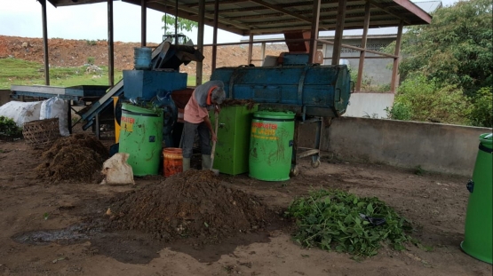 Salah satu bentuk dukungan pemerintah, swasta dan CSR, memberikan fasilitas atau sarana pengolahan persampahan seperti komposter (foto dok pri).