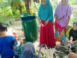 Memberikan sosialisasi/edukasi kepada warga bagaimana mengolah sampah makanan menjadi sumber daya bernilai (foto dok pri).
