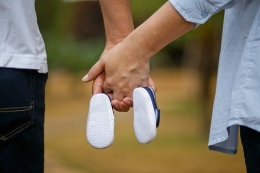Ilustrasi pasangan suami istri dan sepatu bayi (sumber gambar: pixabay.com)