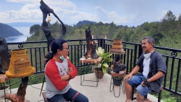 Sabam Siahaan (kiri) dan Isson Khairul dari Kompasiana berbincang seru tentang proses kreatif penciptaan benda-benda seni dari bahan-bahan yang bisa diperoleh dari kawasan seputaran Danau Toba. Foto: budi tanjung
