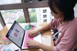 Jaeyi Kim, siswi kelas 7 Sinarmas World Academy (SWA) berbagi pendapat tentang belajar di rumah guna meredam perluasan wabah corona (Sumber: edukasi.kompas.com) 