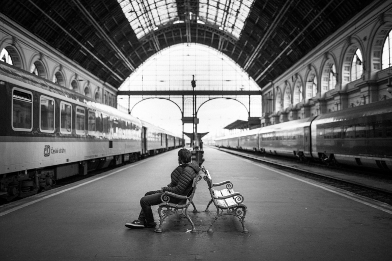 Ilustrasi pria sedang duduk di kursi peron stasiun. Foto oleh Pexels via Pixabay.com