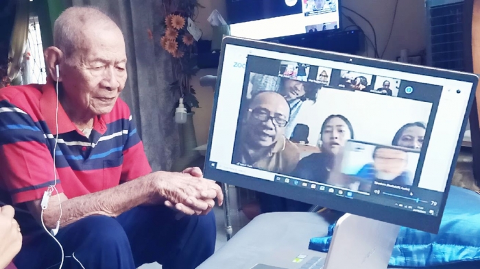Kakek Sedang Silaturami Virtual-dokpri