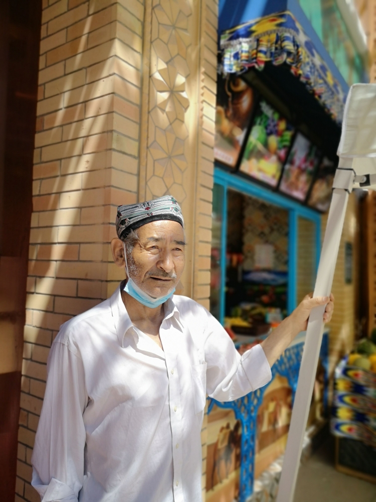 Seorang penjaja dari suku Uighur di Grand Bazaar Urumqi (dokpri) 