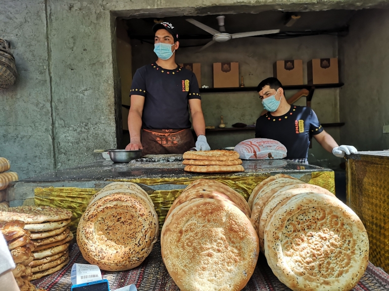 gerai roti naan, roti khas suku Uighur (dokpri)