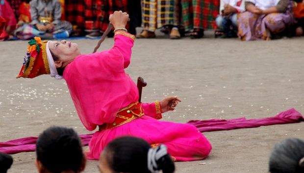 Potret Bissu Saat Melakukan Ritual (sumber: tempo.co)