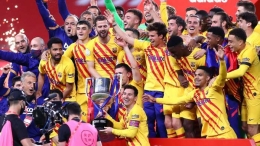 Para pemain Barcelona merayakan juara Copa del Rey (18/4/21). Trofi Copa del Rey adalah satu-satunya gelar yang diraih Barca pada musim 2020/21 ini. Sumber foto: Getty Images via Goal.com