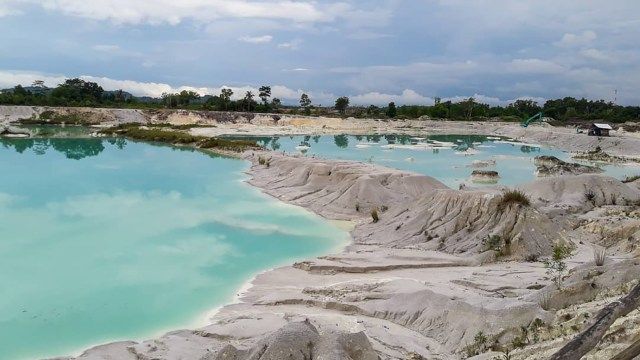 Danau kaolin (Sumber: https://kumparan.com)