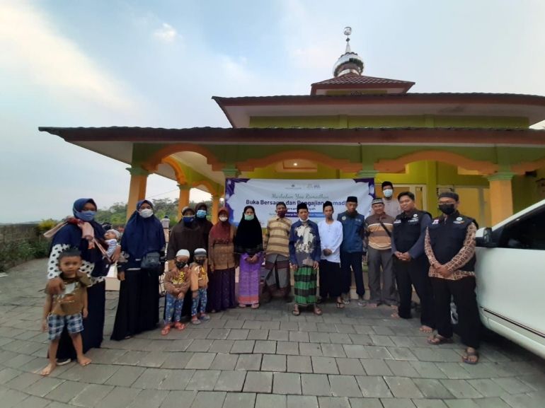 Foto Bersama Warga Duren Sawit Sebelum Buka Bersama. ( Dok.Pribadi )