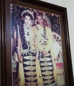 Saya dan istri dalam pakaian pengantin adat Bugis Makassar (foto dok Nur Terbit)