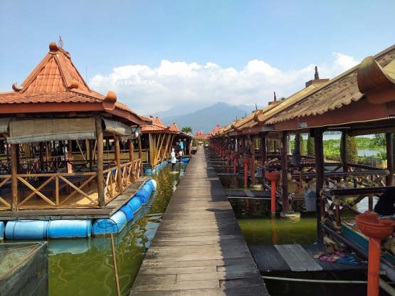 Pemandangan di warung apung, Kampoeng Rawa | foto: KRAISWAN