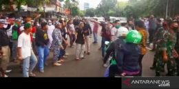 Ketegangan antara massa FPI dengan TNI sempat terjadi saat baliho dicopot di Petamburan, 20/11/2020 (antaranews.com/ merdeka.com).