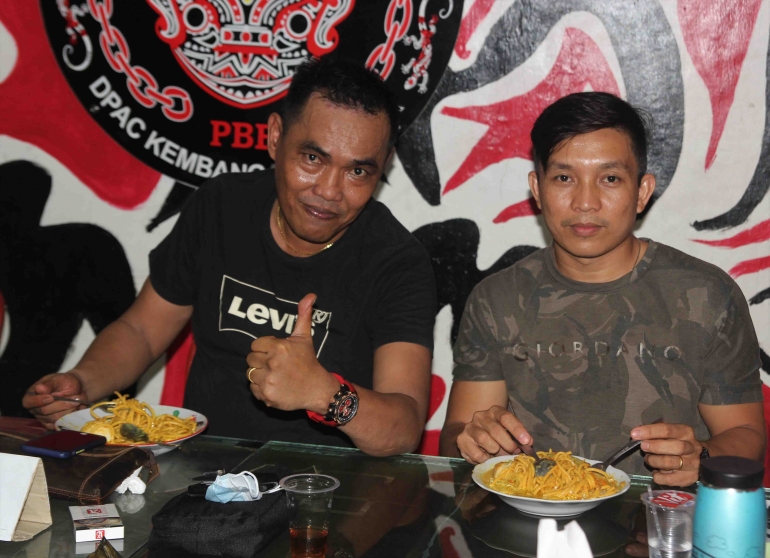 Usai acara dilanjut acara makan malam dengan menu Mie Gomak khas Tanah Batak (Foto: DPC Jakbar)