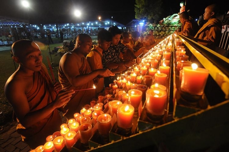 Sejumlah Biksu dan Umat Buddha menyalakan lilin pelimpahan jasa dalam perayaan Waisak. (Foto: ANTARA/ALOYSIUS JAROT NUGROHO)