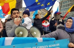 Yashar Yalkun, presiden Asosiasi Uighur di Belgia, melakukan aksi protes bersama orang Uighur lainnya di depan Gedung Council Uni Eropa di Brussels, Belgia, baru-baru ini. | Sumber: euobserver.com/Belgian Uighur Association
