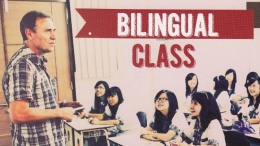 Kelas bilingual merupakan kelas yang pembelajarannya menggunakan dua bahasa. Gambar: rencanamu.id