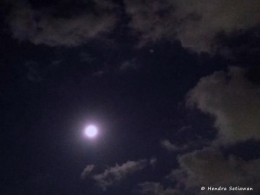Bulan yang terlihat lebih besar dan terang (foto: dok. pribadi dengan hape)