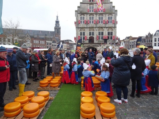 Pasar keju di kota Gouda sebelum corona. Sekarang sudah ditiadakan karena corona. (Sumber: goudakaasstad.nl)