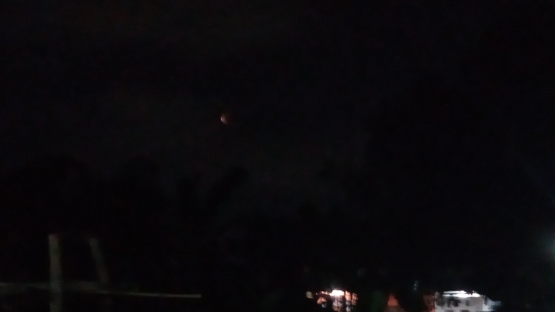 Sesaat bulan merah menghilang dari pemandangan di beranda rumah (IH)