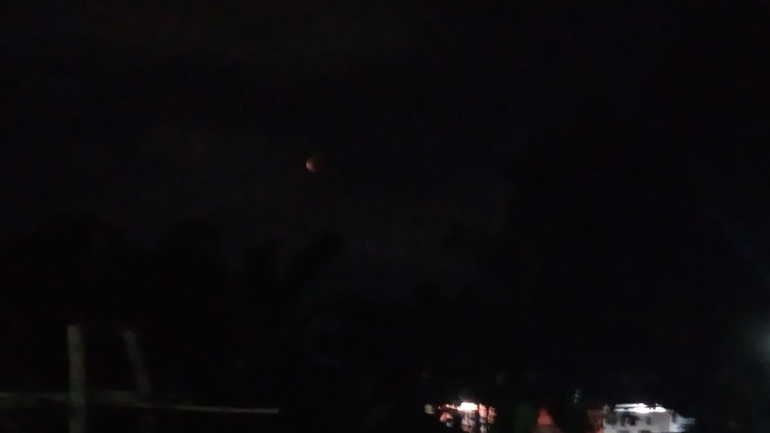 Sesaat bulan merah menghilang dari pemandangan di beranda rumah (IH)