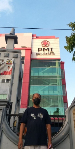 Di depan gedung PMI, Jl. Kramat Raya, Jakarta-dokpri