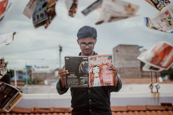 Ilustrasi lelaki sedang membaca majalah (sumber gambar: pixabay.com)