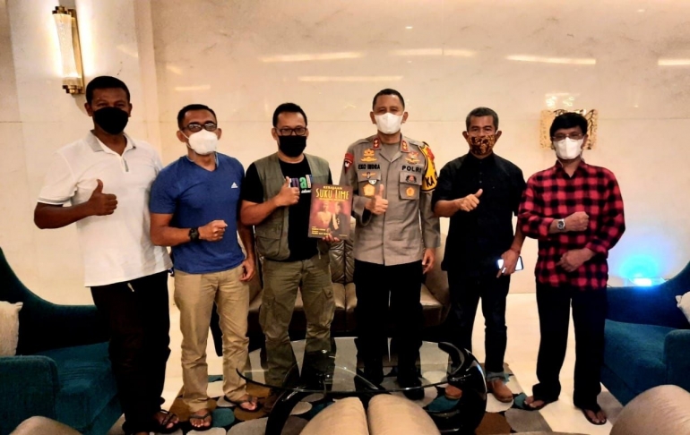 Team liputan Covid-19. Dari kiri ke kanan: Didik Wiratno, Budi Tanjung, Mada Mahfud, Kapolda SumSel, Isson Khairul, dan Erwin Hadi. Foto: dokumentasi isson