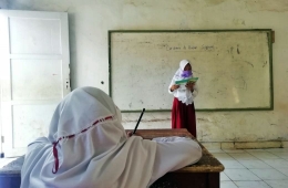 Salah satu siswa saya sedang bercerita tentang kegiatan di bulan Syawal. Foto: Ozy V. Alandika (25/05/2021)