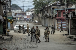 Kawat berduri yang ditempatkan  di jalanan Srinagar pada wilayah Kashmir yang dikuasai India. Sumber: usip.org